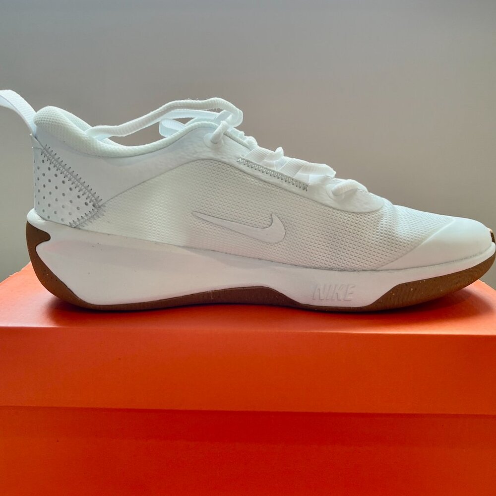 NIKE Women's Sneakers NEW Omni Multi-Court Size 6.5 White/White Pure Platinum